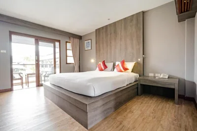 Tweepersoonskamer met uitzicht op het zwembad — Naiya Buree Boutique Resort Nai Harn Beach